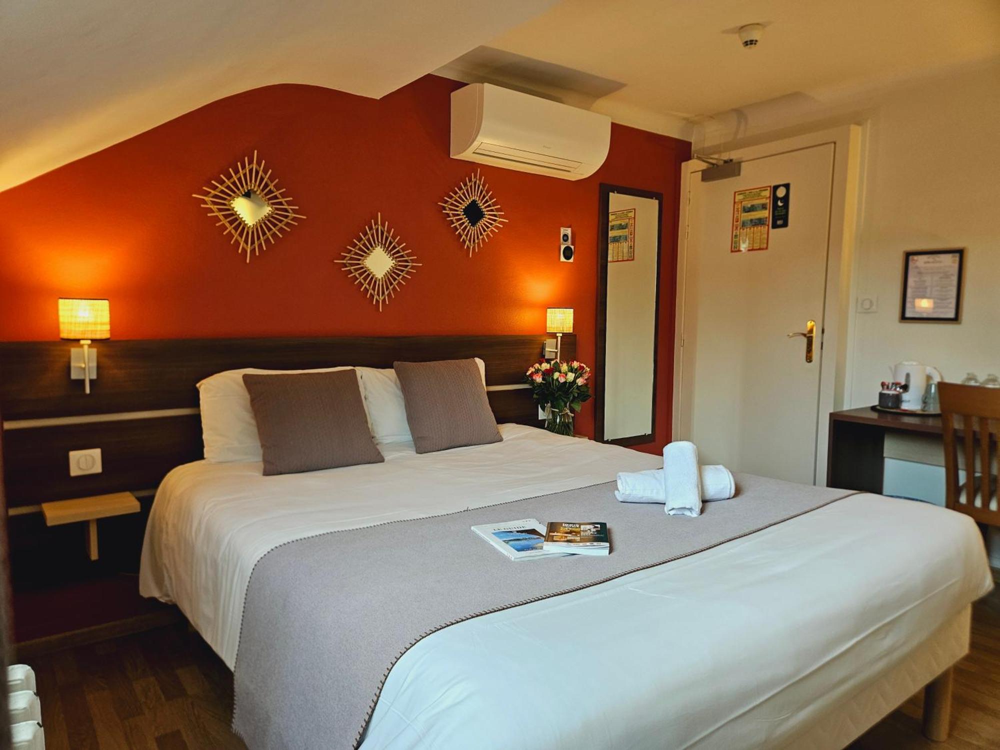 Logis Loire Hotel - Les Cocottes Restaurant Les Rosiers Zimmer foto
